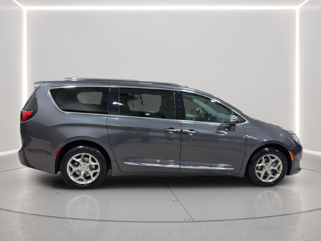 Used 2017 Chrysler Pacifica Limited w/ UConnect Theater Package FWD image 6