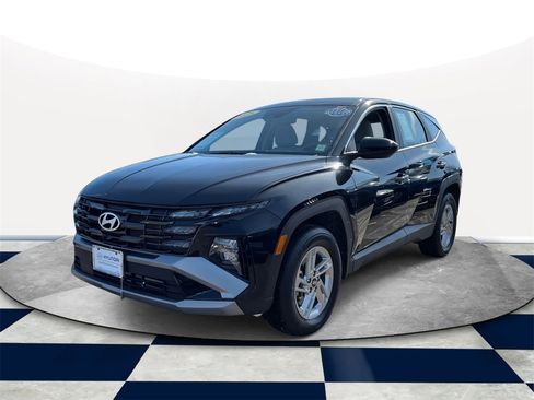 Certified 2025 Hyundai Tucson SE image 2