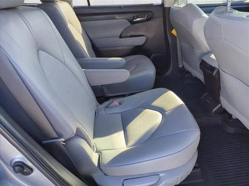 Used 2023 Toyota Highlander XLE FWD image 23
