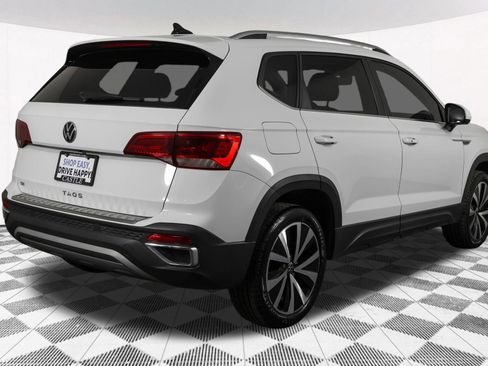 Used 2024 Volkswagen Taos SE w/ MDO Package FWD image 14