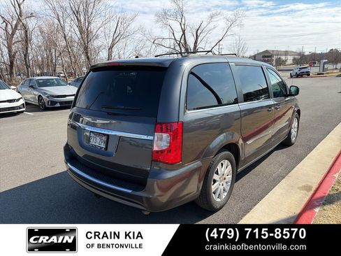 Used 2016 Chrysler Town & Country Touring image 3