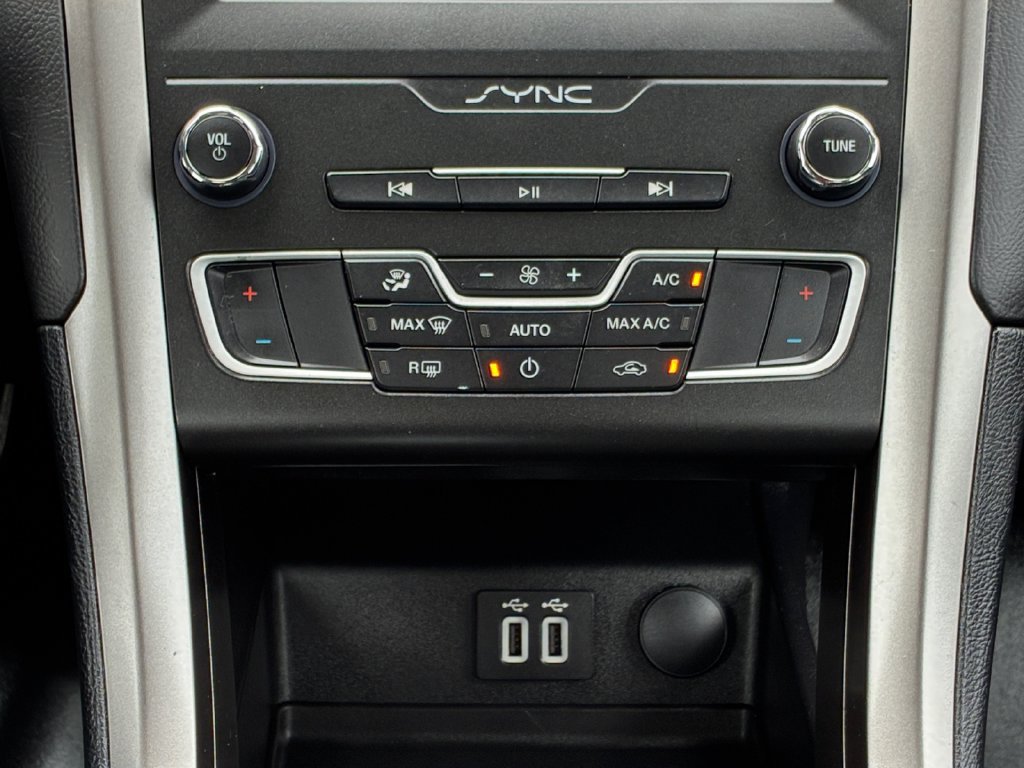Used 2020 Ford Fusion SE FWD image 26