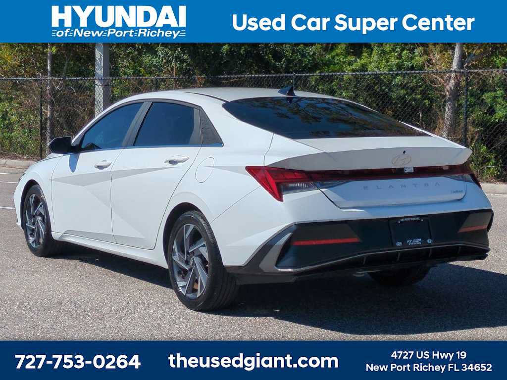 Certified 2025 Hyundai Elantra Limited w/ Cargo Package FWD image 3