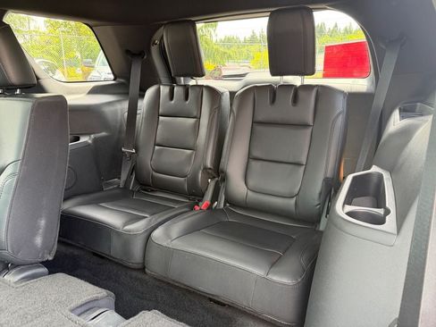 Used 2017 Ford Explorer XLT w/ Equipment Group 202A AWD/4WD image 33