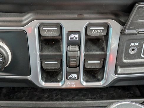 Used 2018 Jeep Wrangler Unlimited Sahara image 24