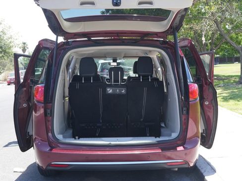 Used 2018 Chrysler Pacifica Touring-L FWD image 11