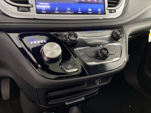 New 2026 Chrysler Pacifica Select FWD image 27