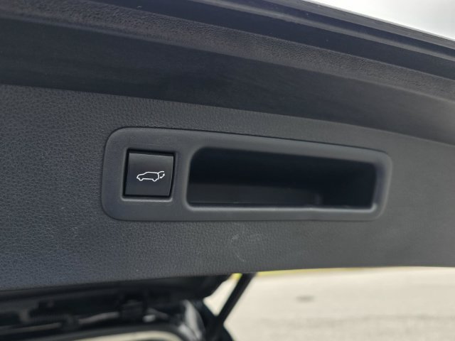 Used 2021 Toyota Highlander XLE FWD image 15