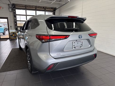 Used 2023 Toyota Highlander XLE image 6