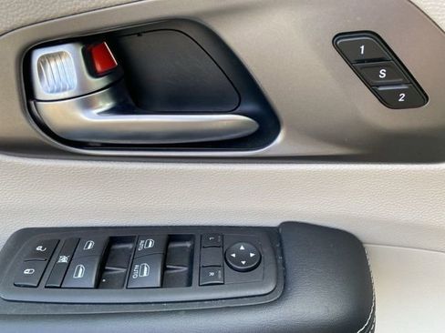 Used 2023 Chrysler Pacifica Touring-L image 26