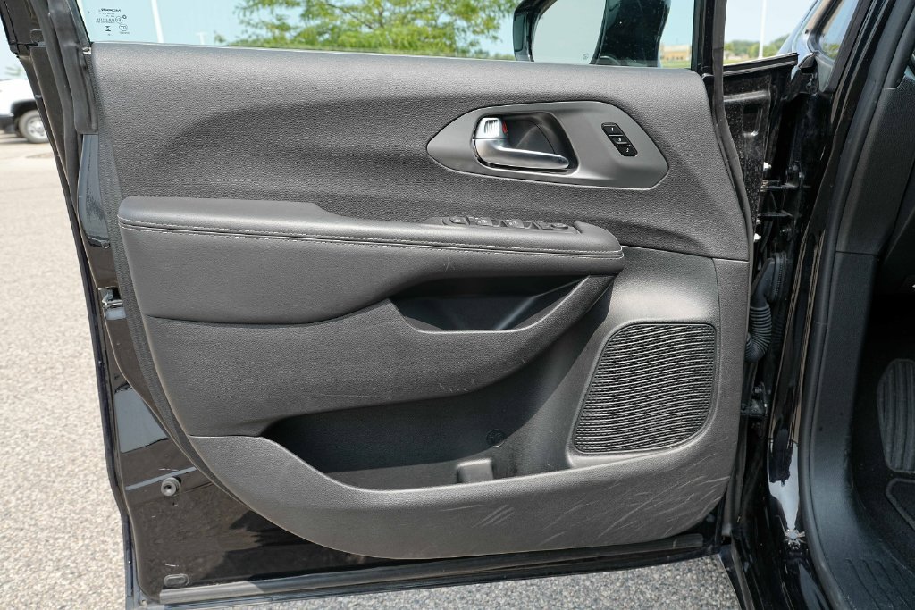 Used 2026 Chrysler Pacifica Select FWD image 26