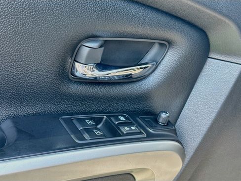 Used 2017 Nissan Titan SV AWD/4WD image 17