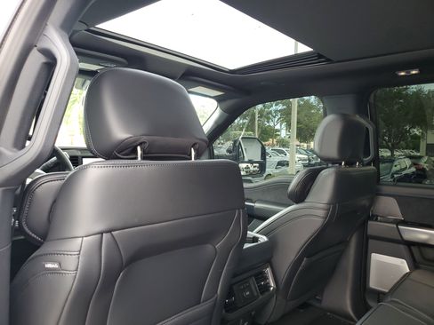 Used 2025 Ford F250 Platinum image 13