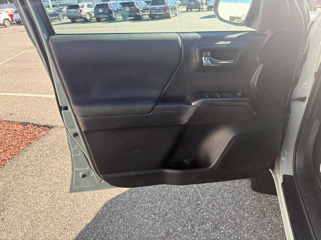 Used 2022 Toyota Tacoma TRD Sport AWD/4WD image 11