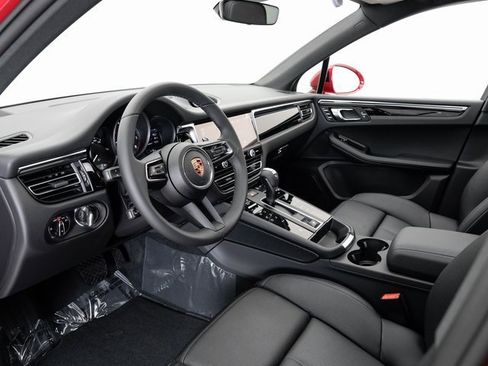 New 2025 Porsche Macan image 4
