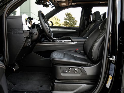 Used 2025 Cadillac Escalade V image 35