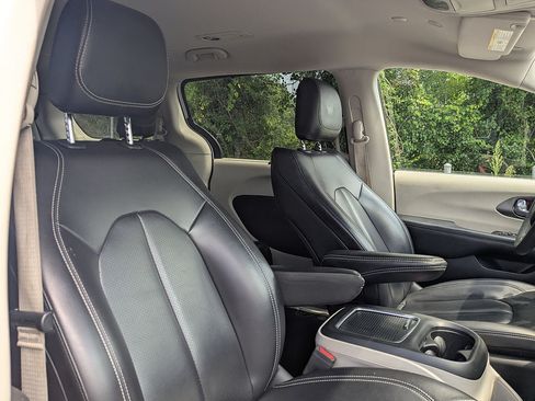 Used 2023 Chrysler Pacifica Touring-L FWD image 33