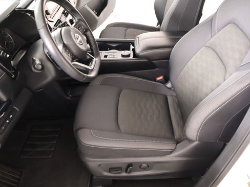 Used 2025 Nissan Pathfinder SV image 11