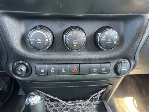 Used 2013 Jeep Wrangler Unlimited Rubicon w/ Dual Top Group AWD/4WD image 18