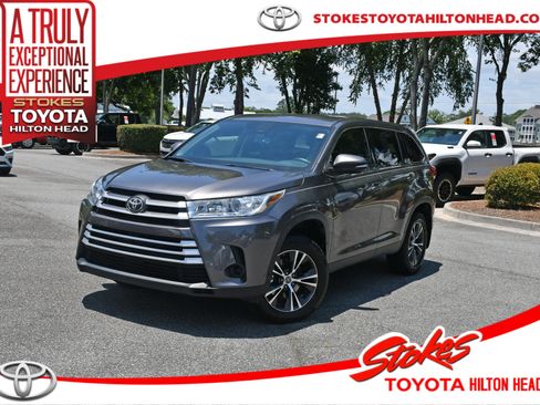 Used 2019 Toyota Highlander LE FWD image 1