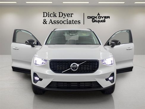 Certified 2025 Volvo XC40 B5 Plus image 8