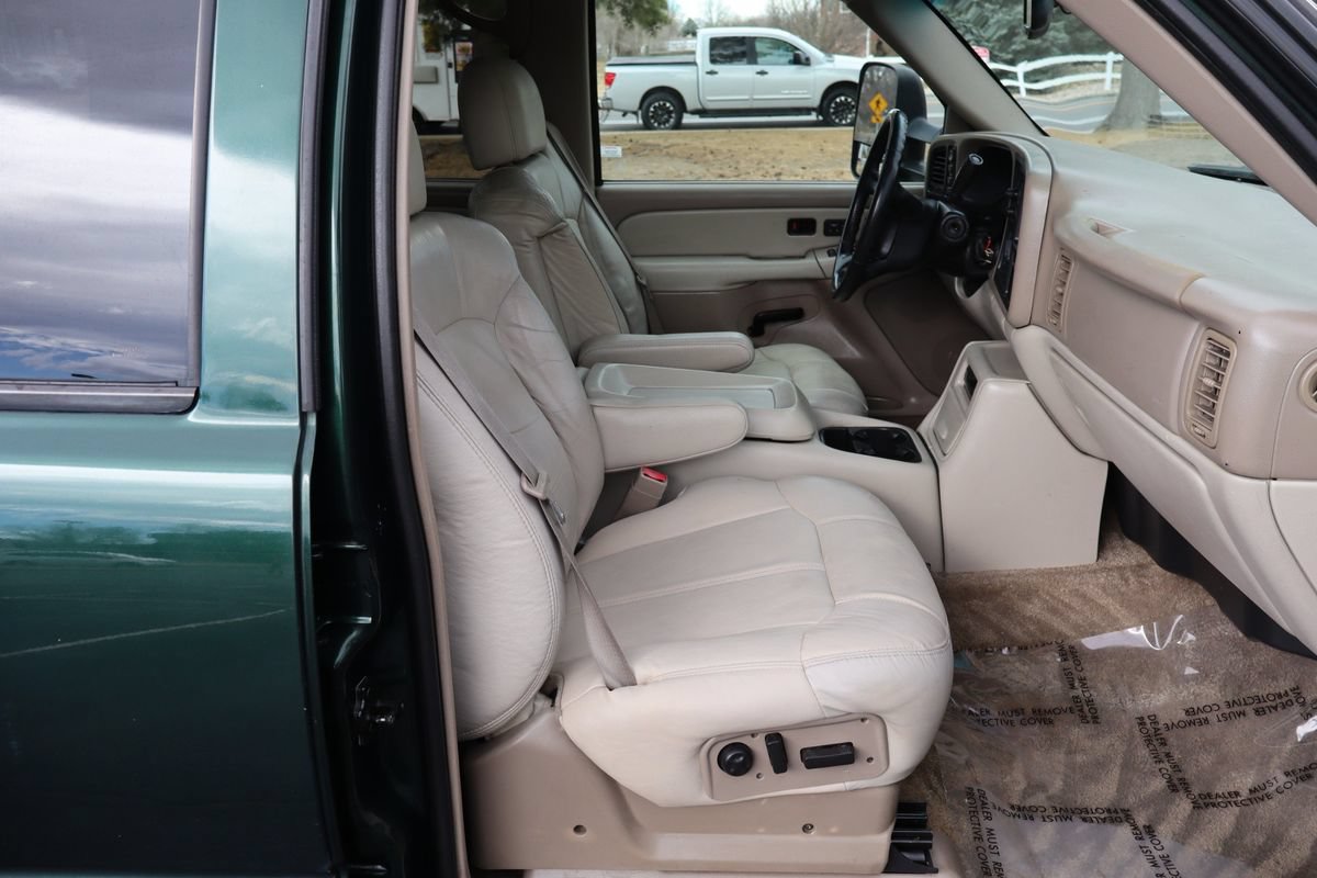 Used 2002 Chevrolet Suburban 2500 LT AWD/4WD image 24