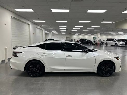 Used 2021 Nissan Maxima SR w/ Sport Mat Group FWD image 8