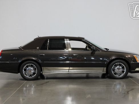 Used 2008 Cadillac DTS Performance w/ Platinum Edition image 12