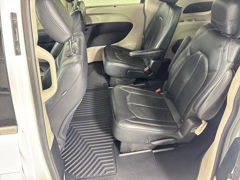 Used 2018 Chrysler Pacifica Touring-L image 15