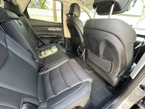 Used 2022 Genesis GV70 2.5T AWD/4WD image 32