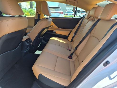 Used 2025 Lexus ES 300h w/ Premium Package FWD image 19