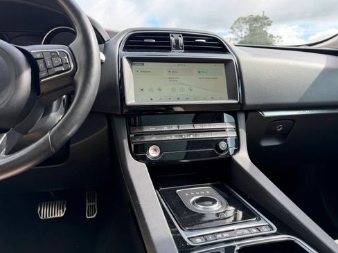 Used 2019 Jaguar F-PACE Premium AWD/4WD image 22