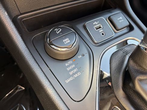 Used 2019 Jeep Cherokee Overland w/ Heavy Duty Protection Group AWD/4WD image 29