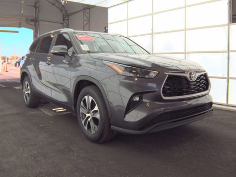 Used 2023 Toyota Highlander XLE image 5