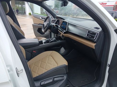 Used 2024 Volkswagen Atlas Cross Sport SE w/ Panoramic Sunroof Package FWD image 21