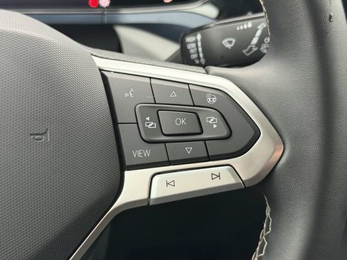 Certified 2022 Volkswagen Taos SE FWD image 28