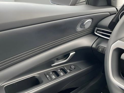 New 2025 Hyundai Elantra Limited image 28