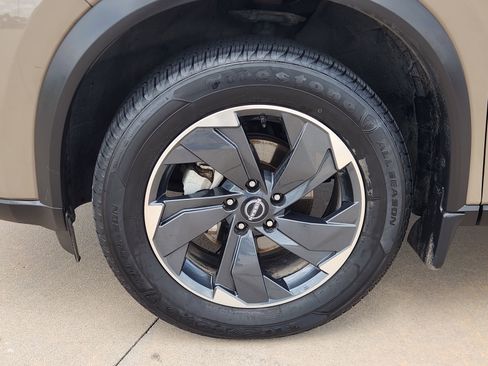 Used 2025 Nissan Rogue SV FWD image 13