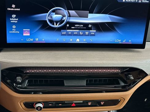 Used 2025 BMW 330i Sedan w/ Premium Package image 20