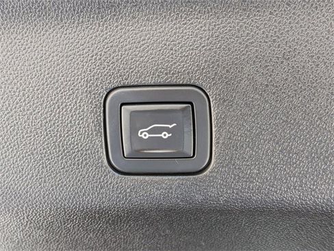 Used 2024 GMC Yukon XL Denali image 13