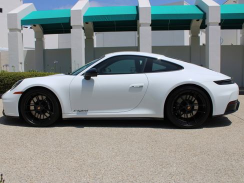 Certified 2025 Porsche 911 Carrera GTS RWD image 2