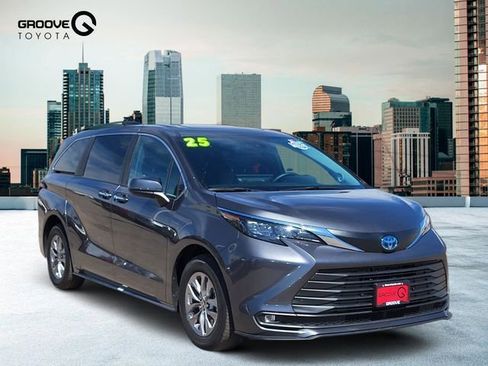 Used 2025 Toyota Sienna XLE w/ XLE Plus Package image 8