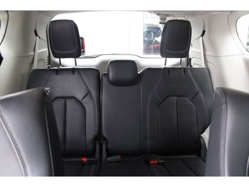 Certified 2022 Chrysler Pacifica Touring-L image 26