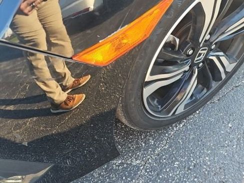 Used 2018 Honda Civic Touring image 2