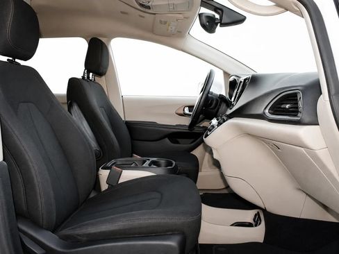 Used 2019 Chrysler Pacifica Touring Plus FWD image 17