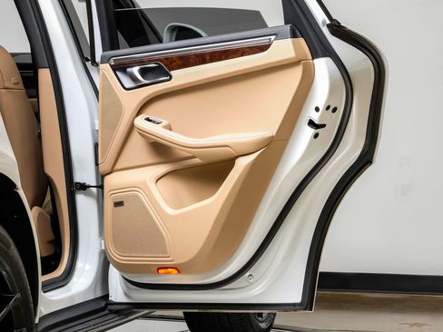 Used 2024 Porsche Macan image 48