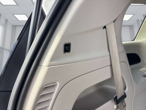 Used 2023 Chrysler Pacifica Touring-L FWD image 20