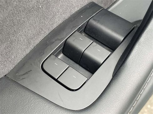 Used 2023 Tesla Model Y Long Range image 17