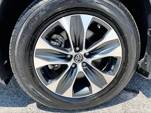 Used 2022 Toyota Highlander XLE AWD/4WD image 9
