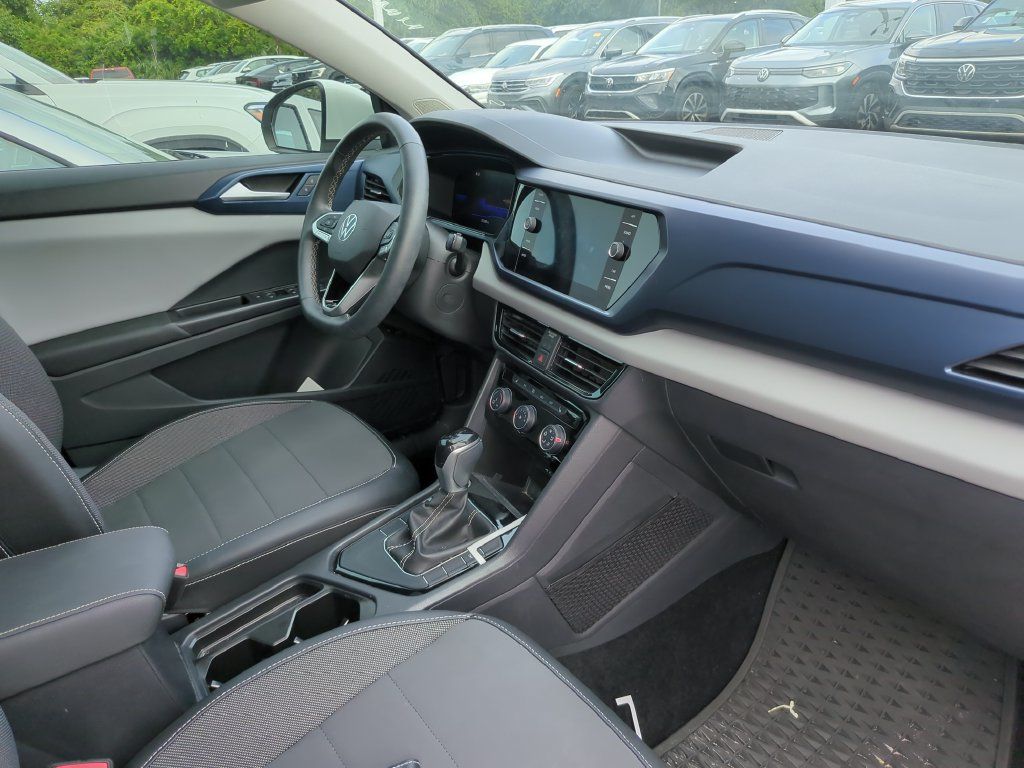 Used 2023 Volkswagen Taos SE w/ Panoramic Sunroof Package FWD image 7